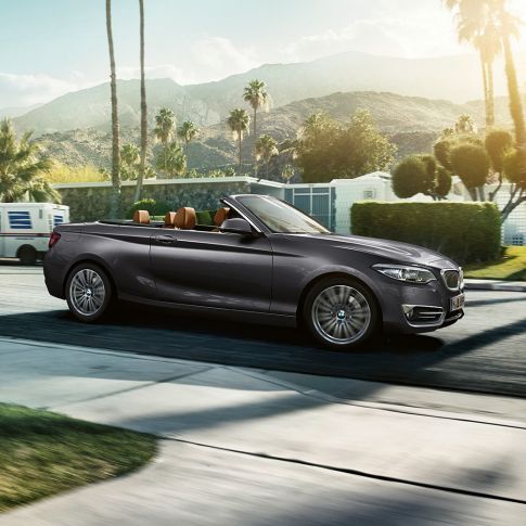 BMW Série 2 Cabrio en mouvement, vue de profil BMW Série 2 Cabrio en mouvement, vue de profil