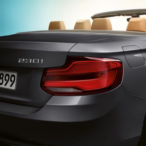 BMW Série 2 Cabrio, insigne du modèle à l’arrière BMW Série 2 Cabrio, insigne du modèle à l’arrière