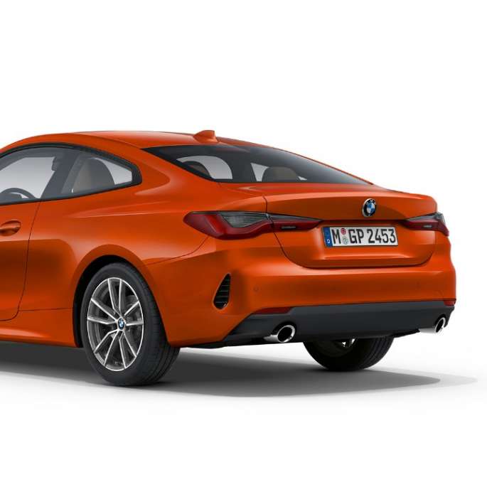 Vue de trois quarts arrière BMW Série 4 Coupé équipement de base G22 2020 BMW Série 4 Coupé G22 2020 équipement de base Sunset Orange metallic vue de trois quarts arrière