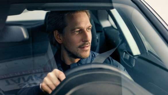Homme au volant de la BMW Homme au volant de la BMW avec vue à travers le pare-brise