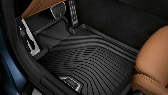BMW Floor Liner à l’avant de la BMW Série 4 Coupé G22 2020, vue en gros plan BMW Floor Liner à l’avant de la BMW Série 4 Coupé G22 2020