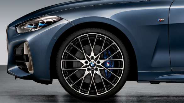 Jante forgée 20" M Performance à rayons croisés 794 M bicolore (Jet Black, finition brillante), jante individuelle sans pneu à l'avant, de la BMW Série 4 Coupé G22 2020 Jante forgée 20" M Performance à rayons croisés 794 M bicolore (Jet Black, finition brillante), jante individuelle sans pneu à l'avant, de la BMW Série 4 Coupé G22 2020, vue en gros plan