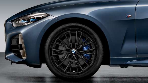 Jante M Performance en alliage léger 18" 796 M Jet Black matt, jante individuelle sans pneu à l'avant, de la BMW Série 4 Coupé G22 2020 Jante M Performance en alliage léger 18" 796 M Jet Black matt, jante individuelle sans pneu à l'avant, de la BMW Série 4 Coupé G22 2020, vue en gros plan