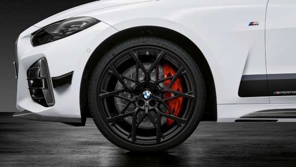 Jante BMW M Performance 20" forgée en alliage léger, à rayons en Y 795 M en Jet Black matt de la BMW Série 4 Coupé G22 2020 Jante BMW M Performance 20" forgée en alliage léger, à rayons en Y 795 M en Jet Black matt, monte d’été complète de la BMW Série 4 Coupé G22 2020, vue en gros plan