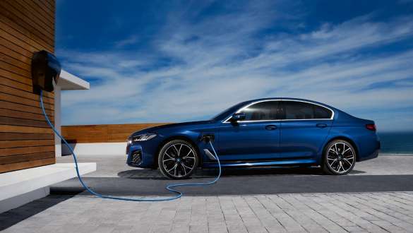 BMW Série 5 Berline hybride rechargeable 2021 G30, vue de profil BMW Série 5 Berline hybride rechargeable 2021 G30, vue de profil branchée à une BMW Wallbox