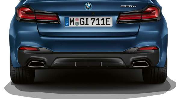 Sortie d'échappement trapézoïdale de la BMW Série 5 Berline G30 Sortie d'échappement trapézoïdale de la BMW Série 5 Berline G30 restylage 2020, vue en gros plan arrière