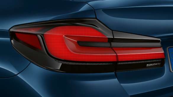 Feux arrière à LED de la BMW Série 5 Berline G30 Feux arrière à LED de la BMW Série 5 Berline G30 restylage 2020 en Phytonicblau, vue en gros plan arrière