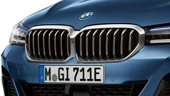 Naseaux de la BMW Série 5 Berline G30 Naseaux de la BMW Série 5 Berline G30 restylage 2020 en Phytonicblau, vue en gros plan avant