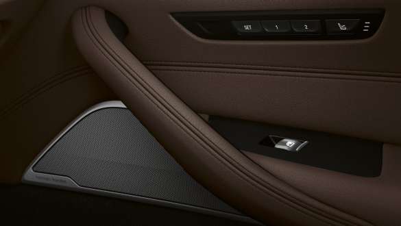 Bowers & Wilkins Diamond Surround Sound System de la BMW Série 5 Berline G30 Bowers & Wilkins Diamond Surround Sound System de la BMW Série 5 Berline G30 restylage 2020, intérieur, vue en gros plan de la portière