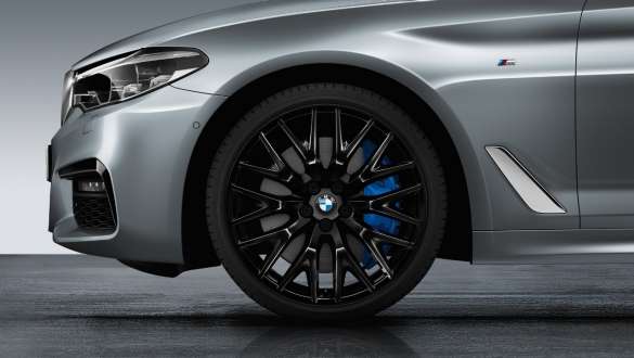 Jantes BMW 20" en alliage léger, à rayons croisés 636 en Liquid Black de la BMW Série 5 Berline G30 Jantes 20" en alliage léger, à rayons croisés 636 en Liquid Black de la BMW Série 5 Berline G30