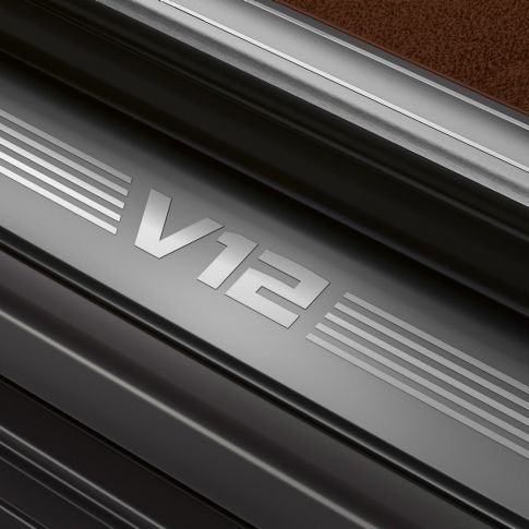 Seuils de portes BMW avec inscription V12 BMW M760Li xDrive : vue en gros plan des seuils de portes avec inscription V12