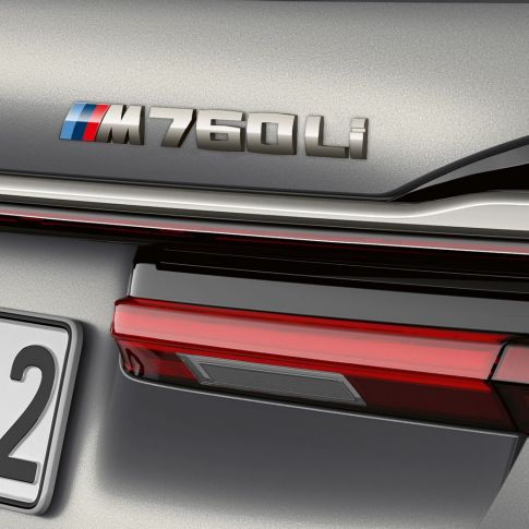 BMW Série 7 Berline : vue en gros plan de l’emblème BMW M760Li BMW Série 7 Berline : vue en gros plan de l’emblème BMW M760Li à l’arrière