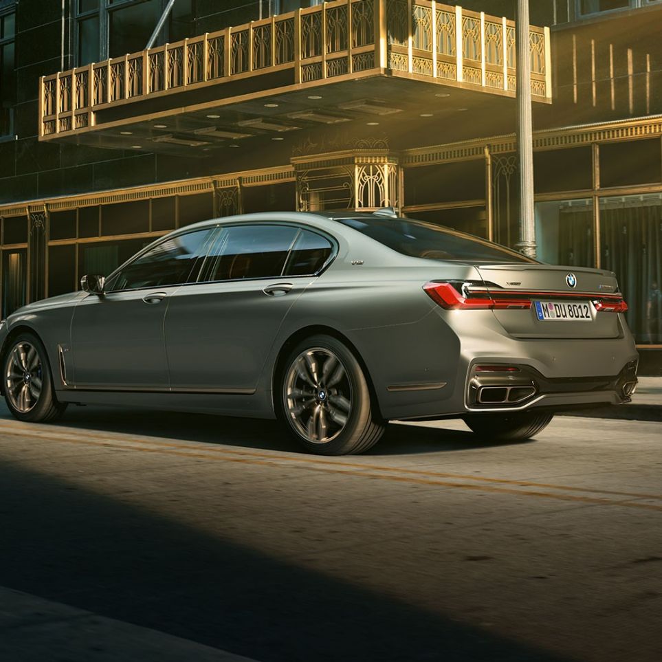 BMW M760Li xDrive avec moteur V12 BMW M760Li xDrive en vue latérale arrière dans un décor urbain