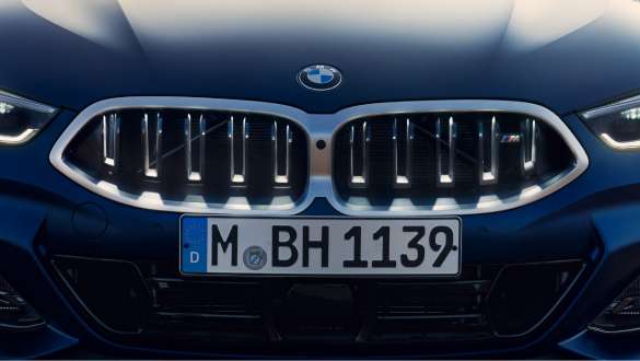 Naseaux BMW Iconic Glow pour la nouvelle BMW Série 8 Gran Coupé G16 LCI restylage en 2022 La nouvelle BMW Série 8 Gran Coupé G16 LCI restylage 2022 BMW Individual Frozen Tansanitblau metallic Naseaux BMW 'Iconic Glow'