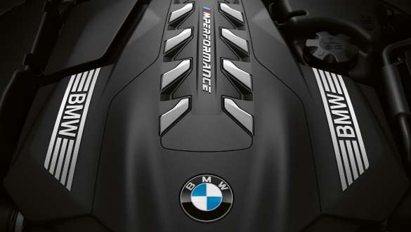 Moteur essence 8 cylindres M TwinPower Turbo M850i La nouvelle BMW Série 8 Gran Coupé G16 LCI restylage 2022 Moteur essence 8 cylindres BMW M TwinPower Turbo M850i La nouvelle BMW Série 8 Gran Coupé G16 LCI restylage 2022, vue en gros plan du cache moteur