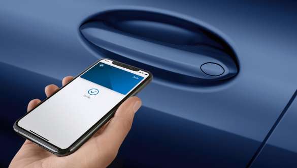 Digital Key La nouvelle BMW Série 8 Gran Coupé G16 LCI restylage 2022 tenant le smartphone devant la porte de la voiture Digital Key La nouvelle BMW Série 8 Gran Coupé G16 LCI restylage 2022 tenant le smartphone devant la porte de la voiture
