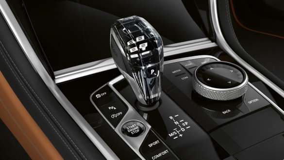 Appliques en verre CraftedClarity de la nouvelle BMW Série 8 Gran Coupé G16 LCI restylage 2022 Appliques en verre CraftedClarity de la nouvelle BMW Série 8 Gran Coupé G16 LCI restylage 2022 vue en gros plan de la console centrale