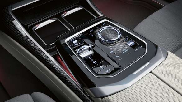 Executive Drive Pro BMW M760e xDrive Berline G70 Console centrale BMW M760e xDrive Berline G70 vue en gros plan