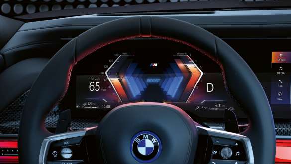 M Power Boost BMW M760e xDrive Berline G70 Volant M et BMW Curved Display BMW M760e xDrive Berline G70 vue en gros plan