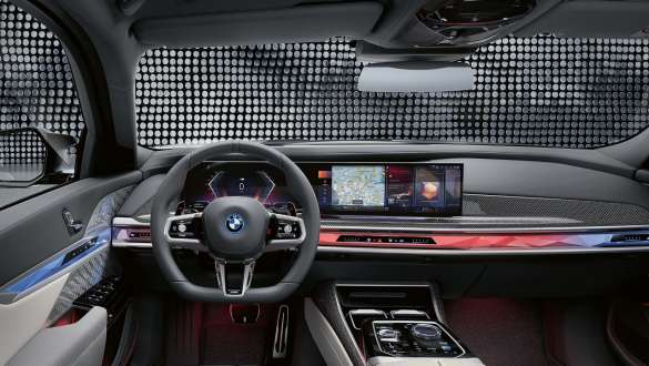 Poste de conduite BMW M760e xDrive Berline G70 Poste de conduite avec volant M, BMW Curved Display et barre d'interaction BMW M760e xDrive Berline G70