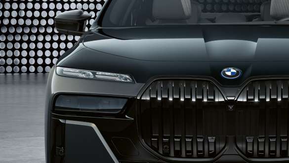 Partie avant marquante BMW M760e xDrive Berline G70 Capot avant et naseaux avec logo M BMW M760e xDrive Berline G70 teinte métallisée bi-ton BMW Individual Saphirschwarz BMW Individual Dravitgrau metallic vue en gros plan