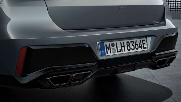 Design arrière avec système d’échappement BMW M760e xDrive Berline G70 Vue arrière avec système d’échappement à 4 tubes BMW M760e xDrive Berline G70 BMW Individual two-tone Saphirschwarz metallic BMW Individual Dravitgrau metallic vue en gros plan