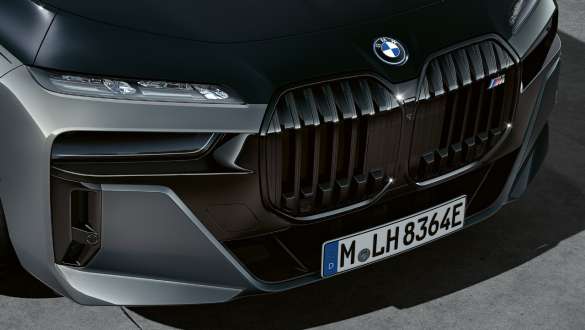 Phares cristal BMW Iconic Glow BMW M760e xDrive Berline G70 Phares cristal BMW Iconic Glow BMW M760e xDrive Berline G70 teinte métallisée bi-ton BMW Individual Saphirschwarz BMW Individual Dravitgrau metallic