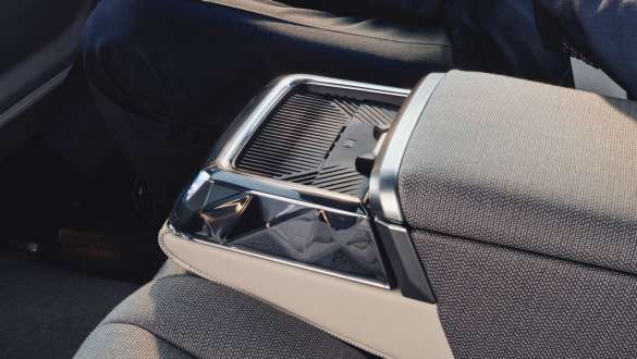 Console centrale arrière BMW M760e xDrive Berline G70 Console centrale arrière BMW M760e xDrive Berline G70 avec surface vitrée et combinaison cuir BMW Individual Merino/laine-cachemire avec éléments exclusifs Rauchweiß/Hellgrau