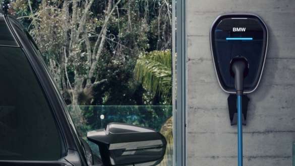 Wallbox BMW M760e xDrive Berline G70 Wallbox BMW M760e xDrive Berline G70 teinte bi-ton BMW Individual Saphirschwarz metallic BMW Individual Dravitgrau metallic vue en gros plan station de recharge