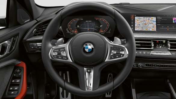 Direction M sport. BMW M135i xDrive avec direction M sport.