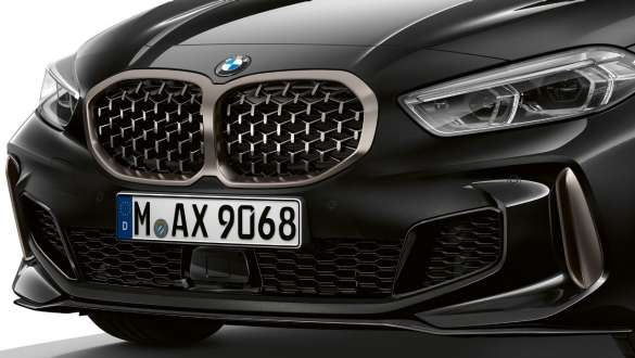 Naseaux BMW en design treillis. La BMW M135i xDrive en Saphirschwarz metallic avec naseaux BMW en style Mesh en Ceriumgrau.