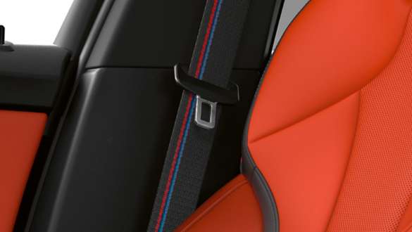 Ceintures de sécurité M. Habitacle de la BMW M135i xDrive avec ceintures de sécurité.