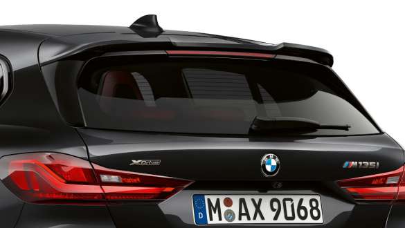 Becquet arrière M. BMW M135i xDrive en Saphirschwarz metallic, vue de l’arrière, avec becquet arrière M.