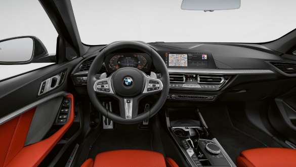 Inserts de décoration Illuminated Boston. Habitacle de la BMW M135i xDrive avec inserts de décoration éclairés Illuminated Boston.