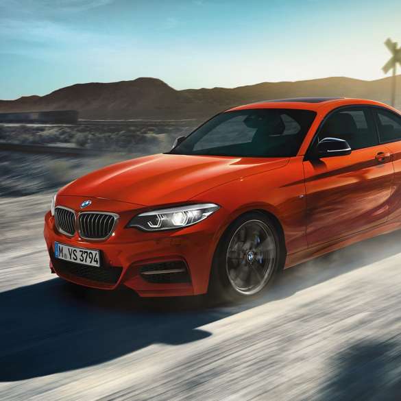 Design de la BMW M240i Coupé Design BMW M240i Coupé F22 2017 Sunset Orange metallic, vue de trois quarts avant