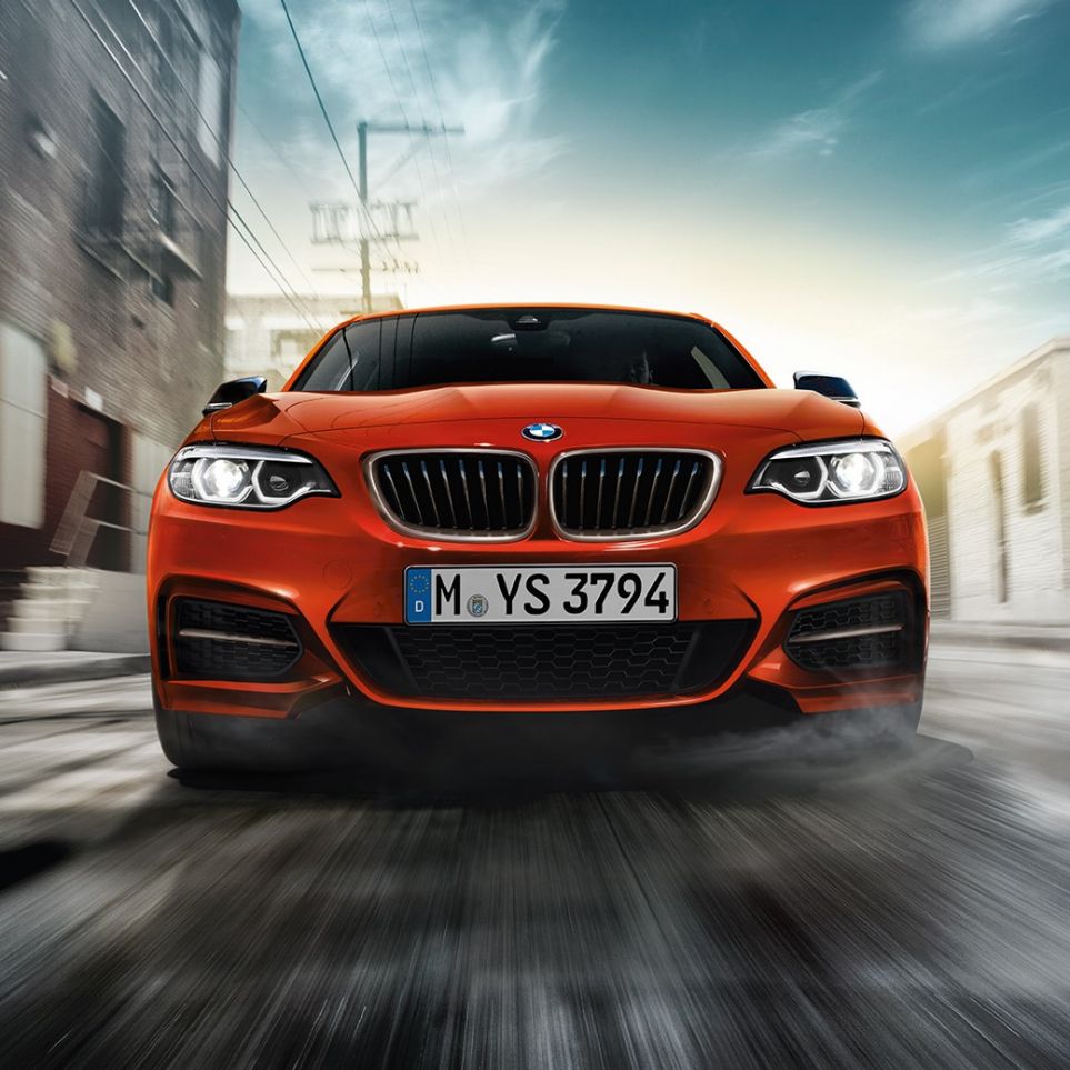 Design avant de la BMW M240i Coupé Vue avant de la BMW M240i Coupé F22 2017 Sunset Orange metallic