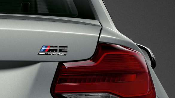 Emblème M2 Competition BMW M2 Competition Emblème M2 Competition BMW M2 Competition F87 2018 Hockenheim Silber metallic vue en gros plan