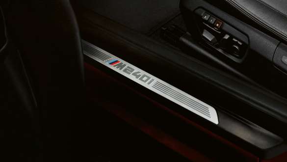 Seuils de portes avec inscription M240i BMW M240i Coupé Seuils de portes avec inscription M240i BMW M240i Coupé F22 2017 Sunset Orange metallic vue en gros plan