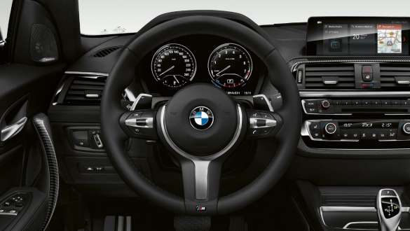 Variable Sport Steering BMW M240i Coupé Variable Sport Steering BMW M240i Coupé F22 2017 Sunset Orange metallic vue en gros plan