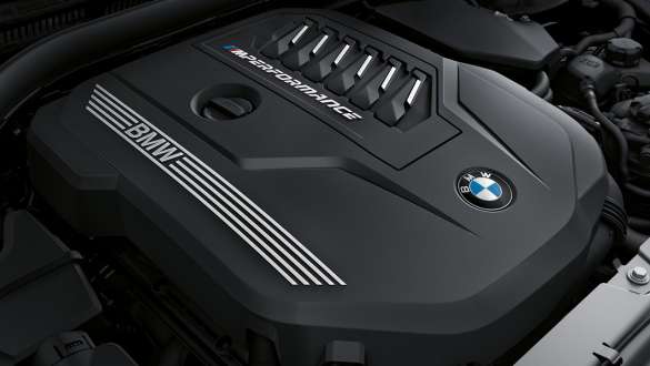 Moteur essence BMW M TwinPower Turbo BMW M440i xDrive Cabrio G23 2020 Moteur essence 6 cylindres en ligne BMW M TwinPower Turbo BMW M440i xDrive Cabrio G23 2020 vue en gros plan cache moteur