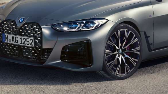 Suspension M adaptative BMW M440i xDrive Gran Coupé G26 2021 Suspension M adaptative Vue frontale de trois quarts de la BMW M440i xDrive Gran Coupé G26 2021 en BMW Individual Frozen Bluestone metallic vue en gros plan