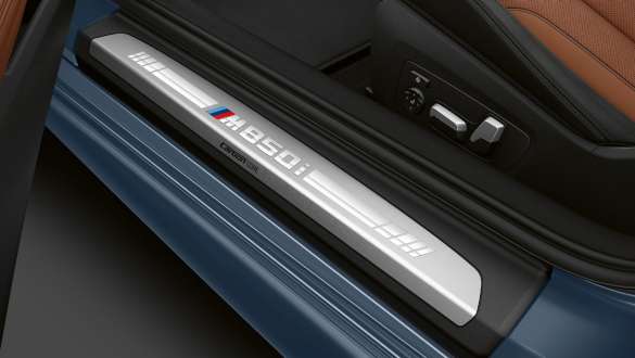Seuils de porte avec inscription M850i. Seuils de porte de la BMW M850i xDrive Coupé avec inscription M850i.