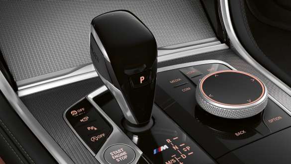 Appliques en verre CraftedClarity. BMW M850i xDrive, intérieur, vue en gros plan du levier de vitesses avec appliques en verre CraftedClarity.