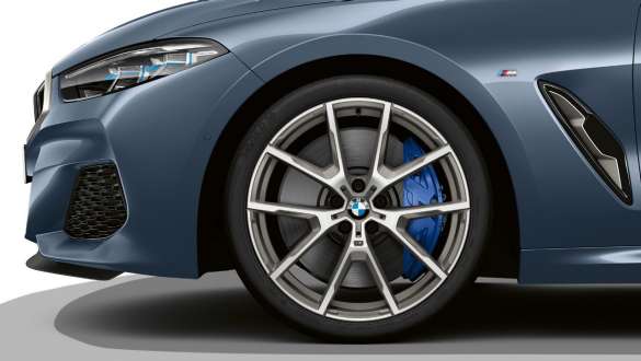 Jantes BMW en alliage léger à rayons en Y 728 M, Bicolor Ceriumgrau. BMW M850i xDrive Coupé en Barcelona Blau metallic, avec jantes BMW M 20" en alliage léger, à rayons en Y 728 M, Bicolor Ceriumgrau.