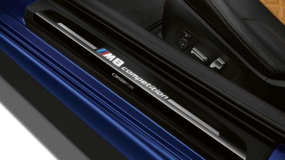 Seuils de portes avec inscription M8 Competition. Seuils de portes de la BMW M8 Competition Coupé avec inscription M8 Competition.