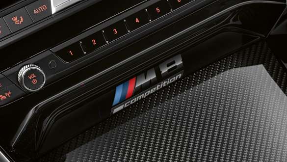 Insigne M8 Competition. BMW M8 Competition Coupé, console centrale avec insigne M8 Competition.