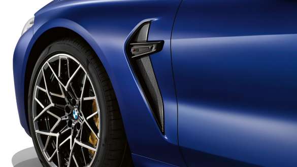 Ouïes M spécifiques en carbone. BMW M8 Competition Coupé avec ouïes M en carbone.