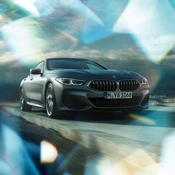 BMW M850i xDrive Gran Coupé, vue de trois quarts avant Vue frontale de trois quarts de la BMW M850i xDrive Gran Coupé G16 2019 en BMW Individual Frozen Bluestone metallic