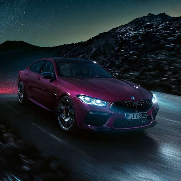 BMW M8 Competition Gran Coupé, vue de trois quarts face. BMW M8 Competition Gran Coupé F93 2020 en BMW Individual Ametrin metallic, vue de trois quarts face