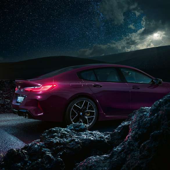 BMW M8 Competition Gran Coupé, vue de profil Vue latérale de la BMW M8 Competition Gran Coupé F93 2020 en BMW Individual Ametrin metallic